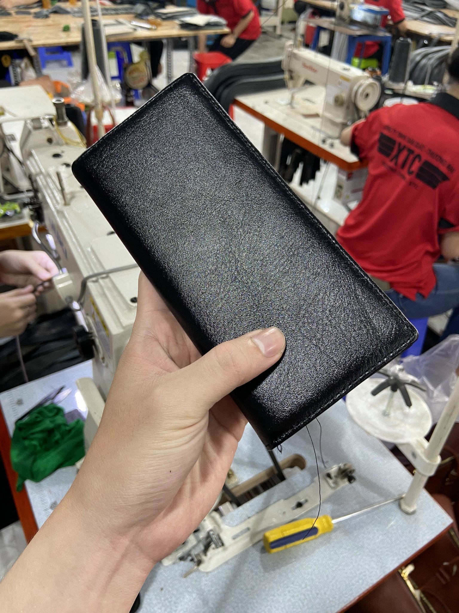 xưởng chuyên sản xuất đồ da từ da thật