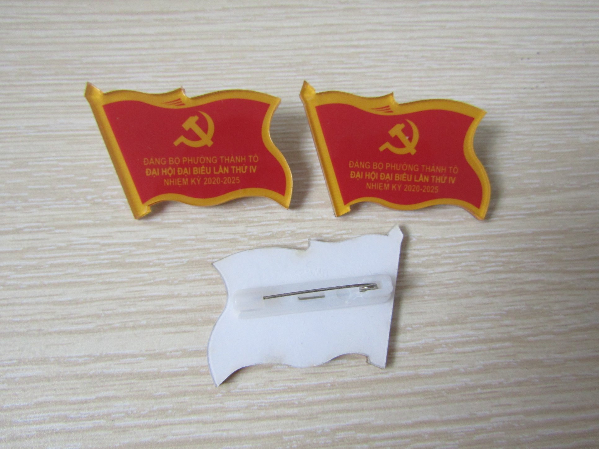 Huy hiệu mica cắt laze tạo hình logo theo yêu cầu