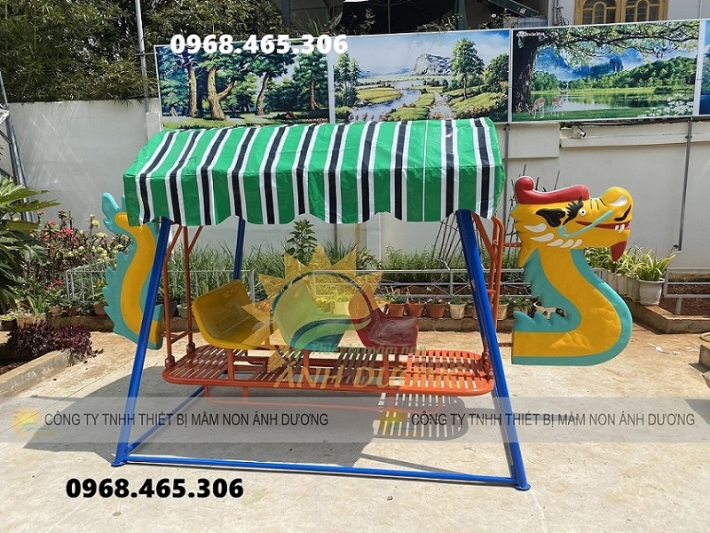 Xích đu thuyền rồng có mái che mầm non