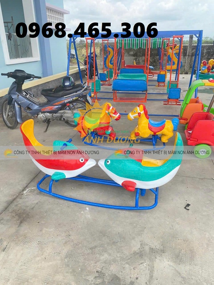 Bập bênh đôi 2 con cá trẻ em, bập bênh composite mầm non, bập bênh đế cong mầm n