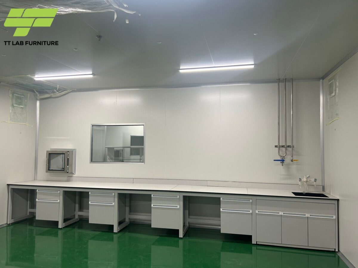Bàn thí nghiệm áp tường cho phòng lab hiện đại