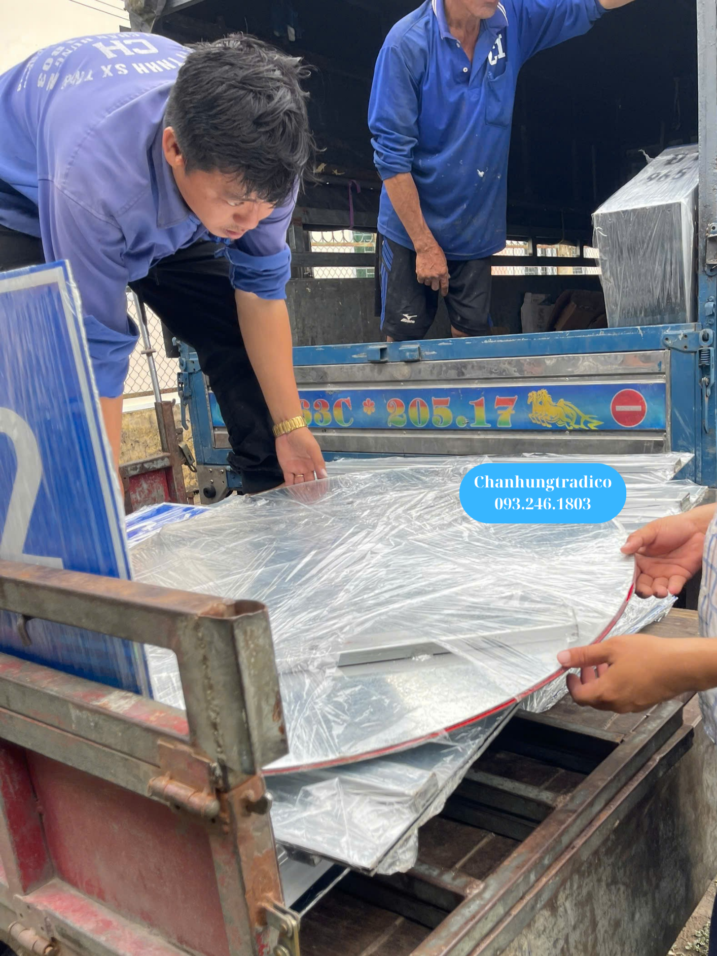 Sản xuất và cung cấp biển báo giao thông phản quang và trụ