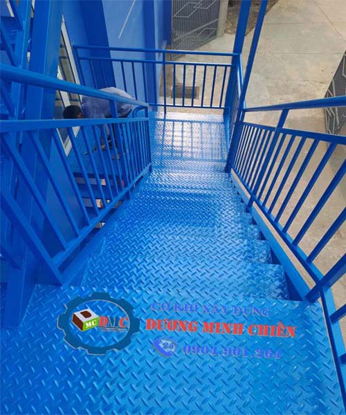 lam-cau-thang-sat-tai-bien-hoa-dong-nai