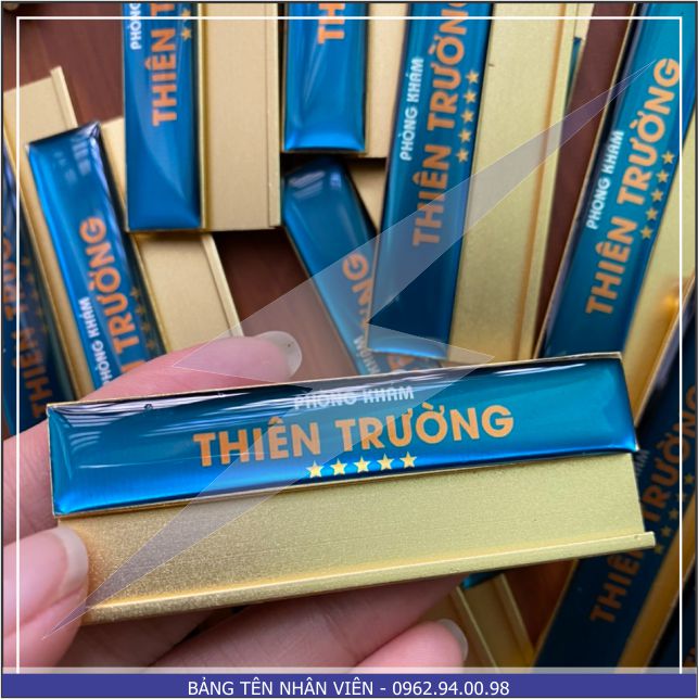 Bảng tên thay tên