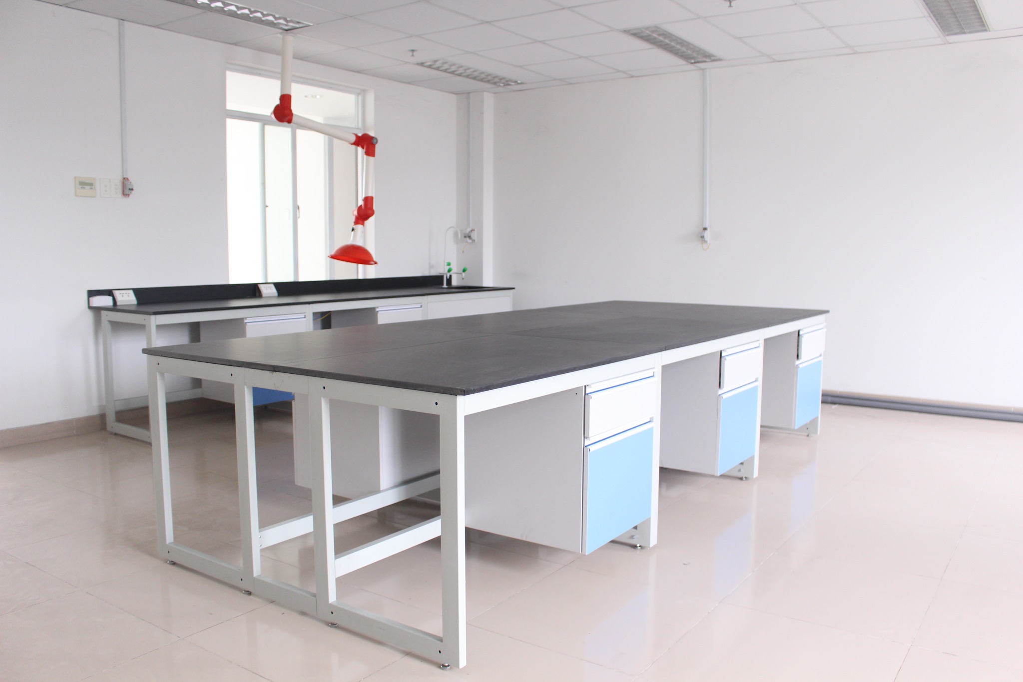 Bàn thí nghiệm áp tường TT Furniture Group