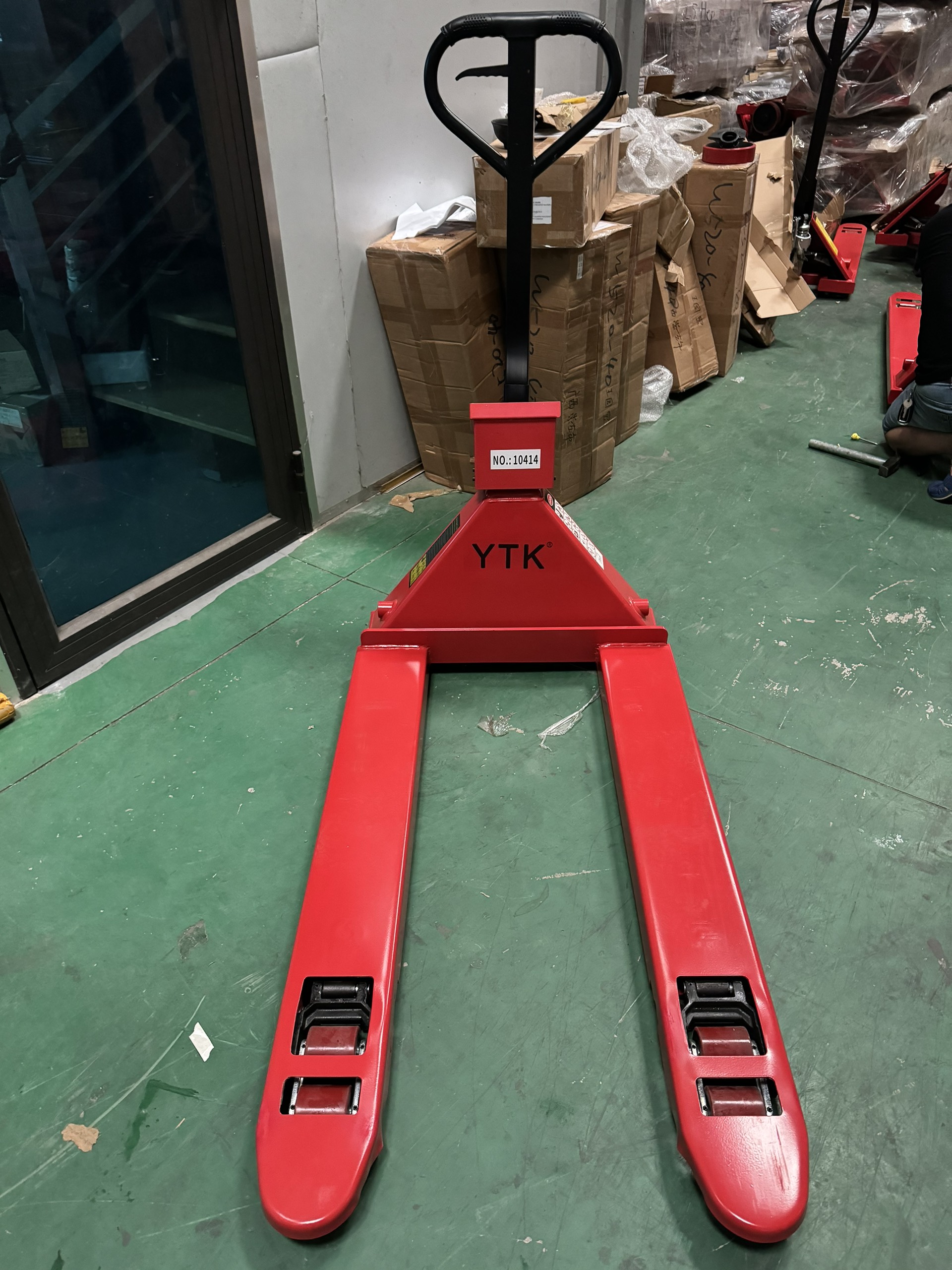 Xe nâng tay thấp 2,5T càng rộng