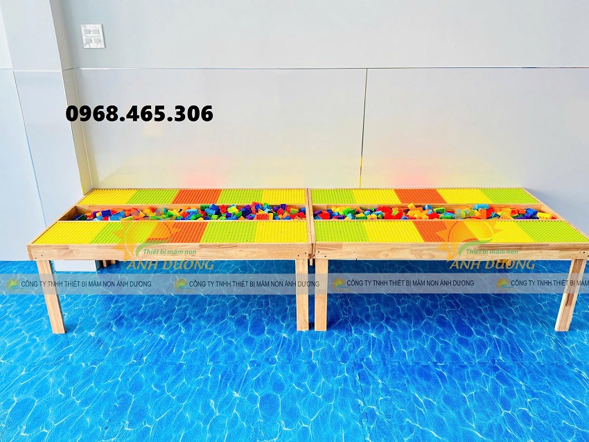 Bàn chơi lego trẻ em bằng gỗ, tường gắn lego trẻ em