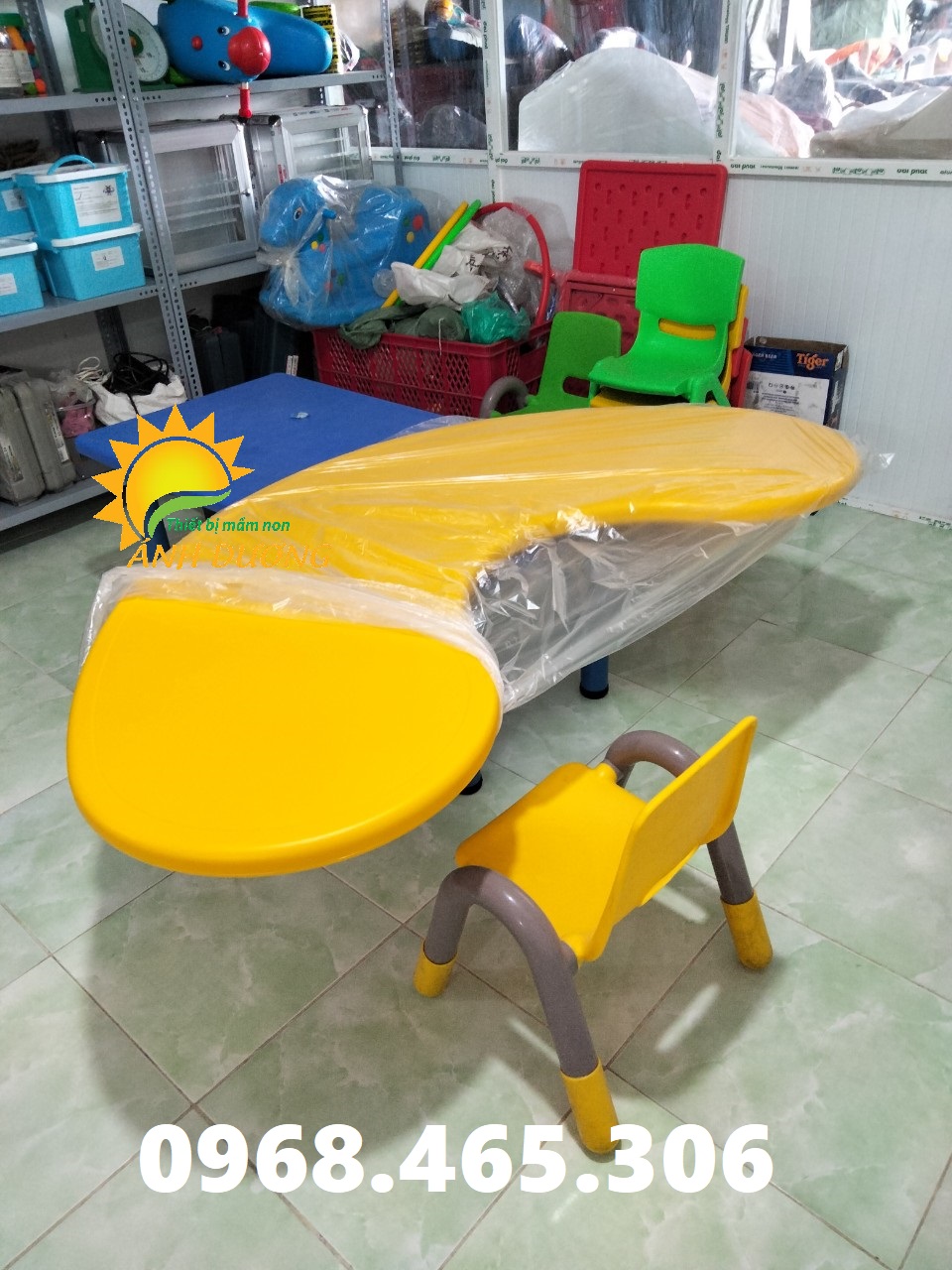 Bàn bán nguyệt mầm non, bàn oval mầm non nhập khẩu