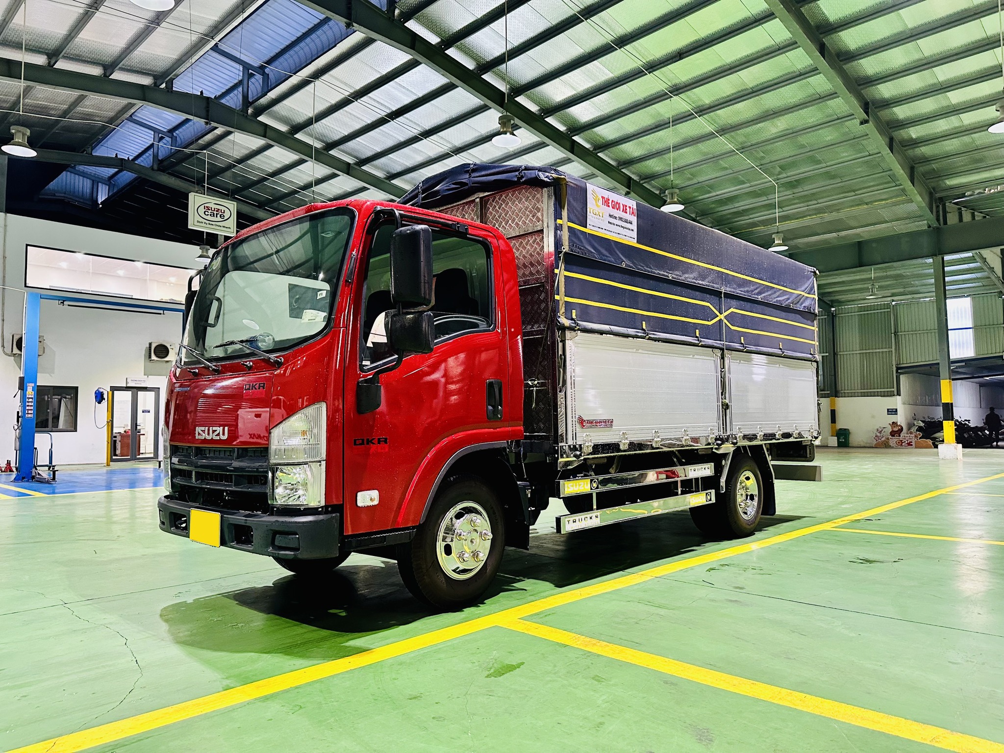 Xe tải isuzu 2.8 tấn thùng bạt giao ngay