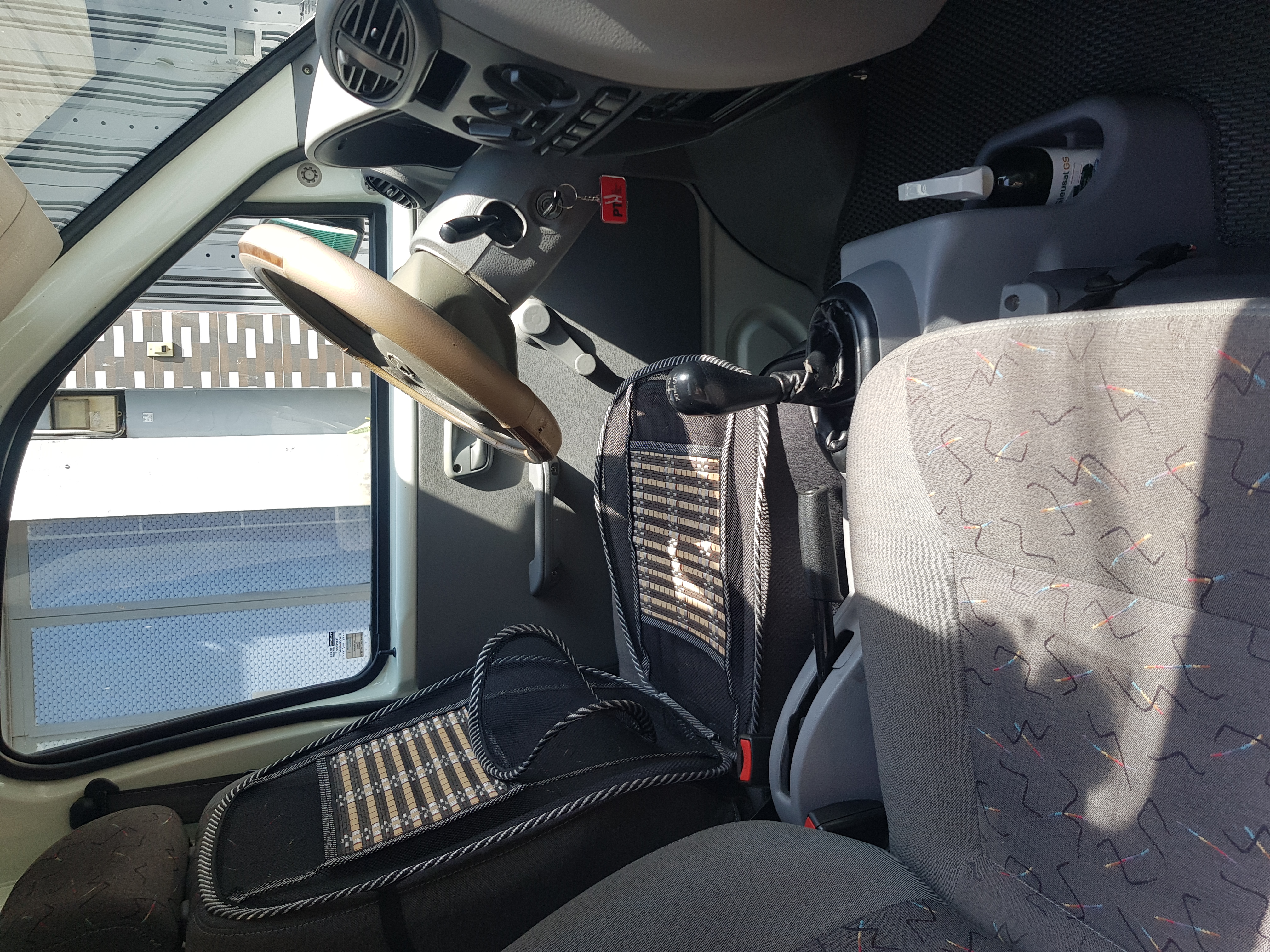 Xe tải Towner 990kg có thùng inox kín.