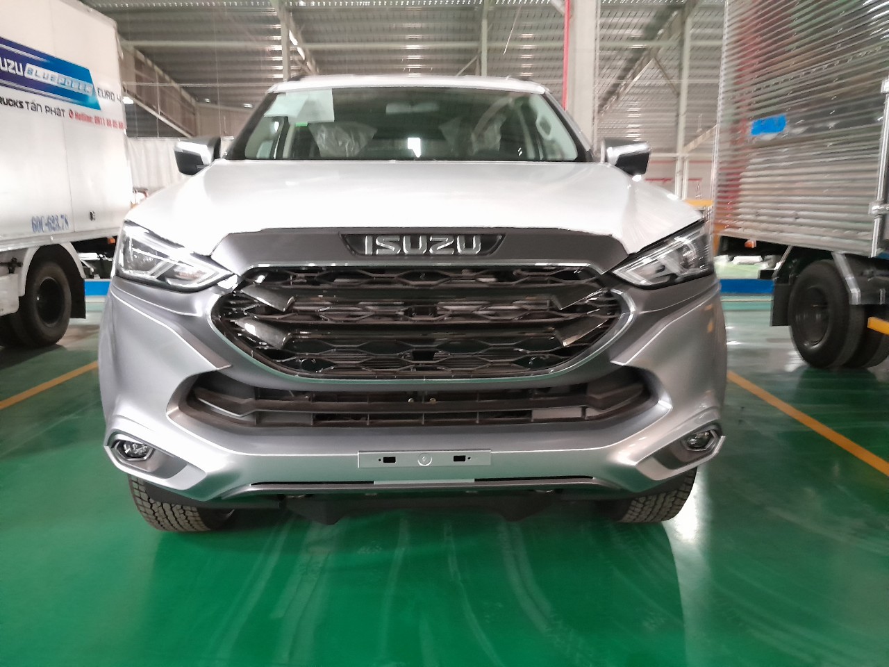 Isuzu Mux B7 ( 07 chỗ - số sàn ) - 2023 giao ngay!