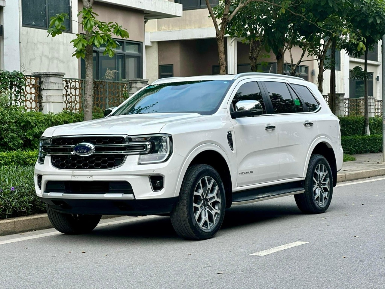 XE FORD EVEREST TITANIUM 2.0l 4x2 AT SUV 7 chỗ