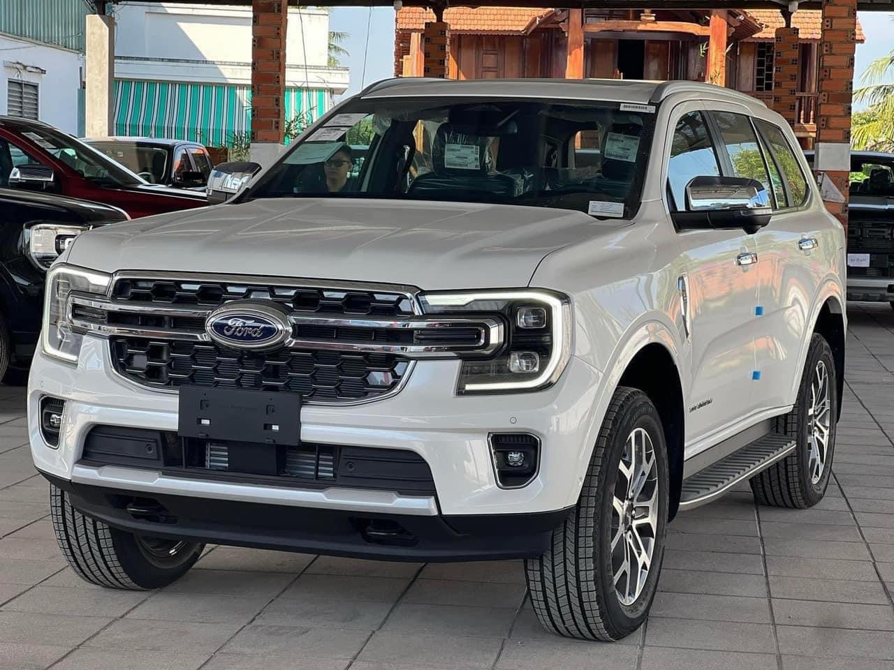 XE FORD EVEREST TITANIUM 2.0l 4x4 AT SUV 7 chỗ