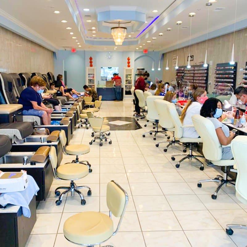Tiệm nail trong ST- Praha Cần tìm thêm thợ nail, lương bao & ăn chia thợ 60/40