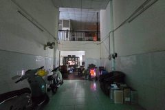 Nhà nở hậu 8m, mặt sau nhà dự phóng đường 12m ra mặt tiền, gần sân bay.