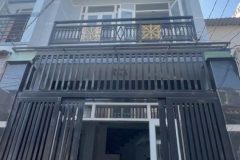 Nhà mới đúc bt cốt thép 2 lầu đường ô tô đông bắc kế bên công viên pm quang trun