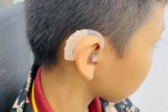 Nghe kém ảnh hưởng như thế nào đến sự phát triển của trẻ em?