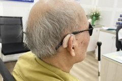 Dù đôi mắt không còn sáng rõ, bác vẫn muốn đôi tai mình được lắng nghe trọn vẹn