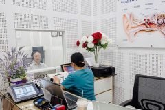 Vì sao nên đeo máy trợ thính 2 tai