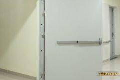 Vai trò quan trọng của thanh đẩy panic trong hệ thống cửa thoát hiểm