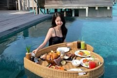 Khay đồ ăn nổi hồ bơi