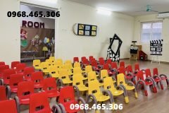 Bàn bán nguyệt mầm non, ghế nhựa tay vịn mầm non nhập khẩu