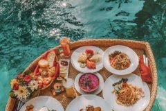 Khay nổi mây nhựa hồ bơi