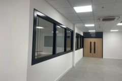 So sánh chi phí đầu tư vách kính chống cháy và vách kính thường