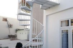 Làm cầu thang sắt ngoài trời