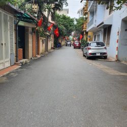 Chỉ nhỉnh 2 tỷ có ngay nhà mặt phố Định Công, kinh doanh tốt