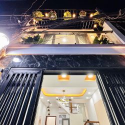 Bán nhà mặt tiền cách đường Trần Hưng Đạo 500m, Quận 1, nở hậu 8m, thu nhập 70tr