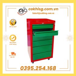 Xe đẩy đồ nghề dụng cụ trong garage ô tô