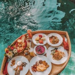 Khay nổi mây nhựa hồ bơi