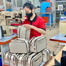 Công Ty Chuyên phân phối sản xuất các sảm phẩm vể da bò Cá Sấu...