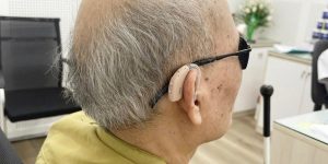 Dù đôi mắt không còn sáng rõ, bác vẫn muốn đôi tai mình được lắng nghe trọn vẹn