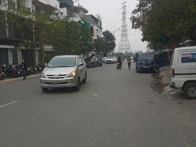 ban-nha-ao-sao-thinh-liet-5-tang-via-he-o-to-tranh-dung-do-kinh-doanh-hoang-mai