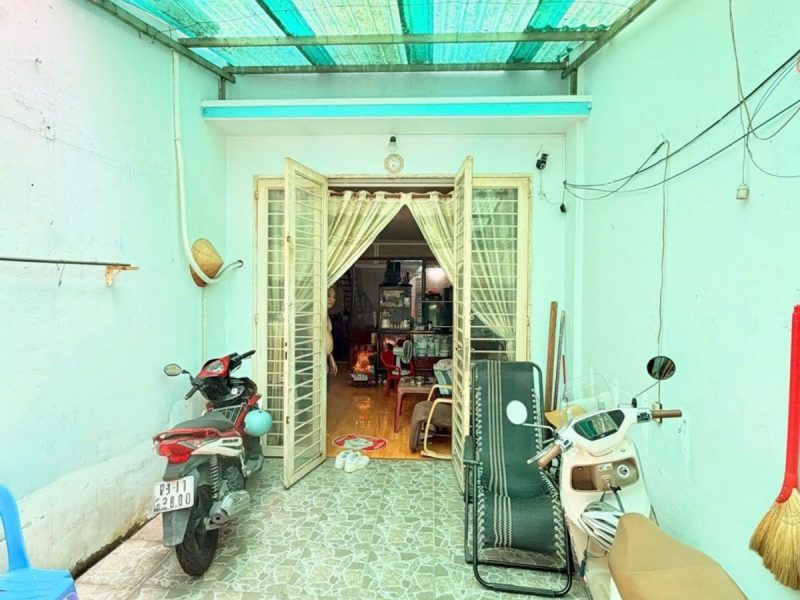 nha-hem-xe-hoi-gan-cho-ba-hoa-tiep-giap-bay-hien-thuan-tien-di-chuyen