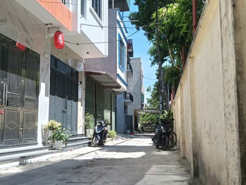 chinh-chu-ban-dat-xom-bo-song-van-dinh-o-to-vao-tan-dat-gan-benh-vien-da