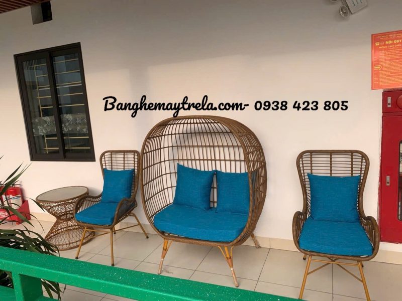 ban-ghe-ban-cong-may-nhua-gia-re