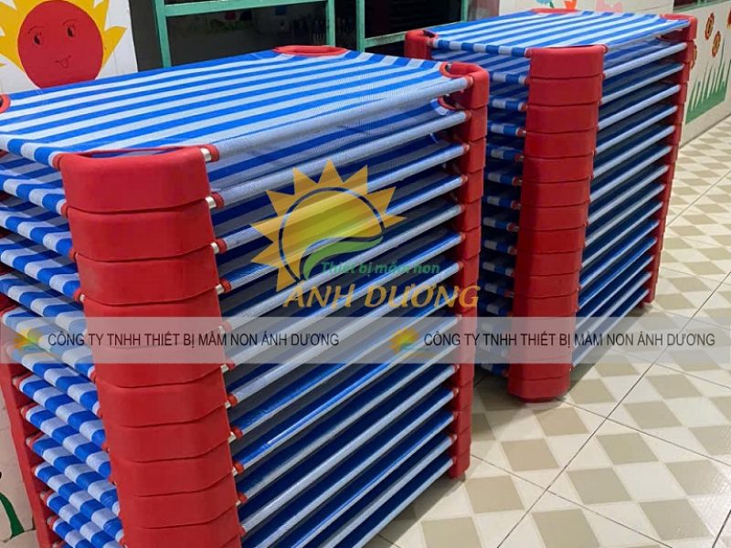 thung-rac-inox-gat-tan-mau-tron-vuong-sang-trong
