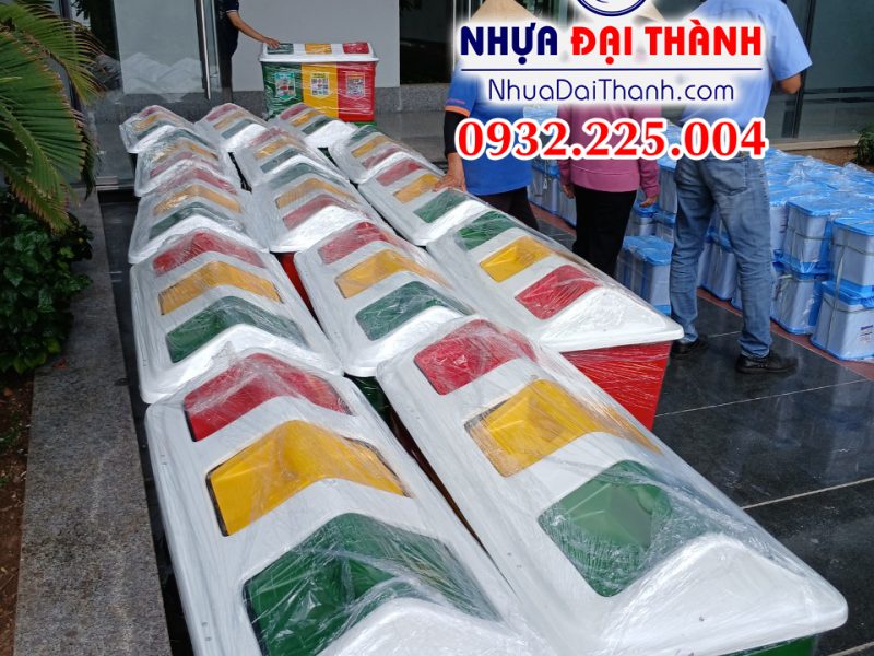 thung-rac-phan-loai-3-ngan-composite-40-lit