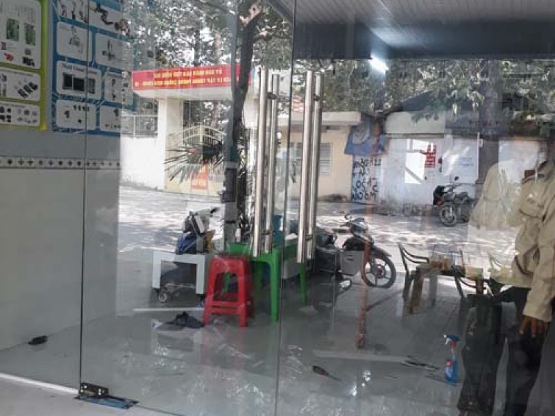 cua-kinh-tai-bien-hoa-mau-kinh-trong-suot