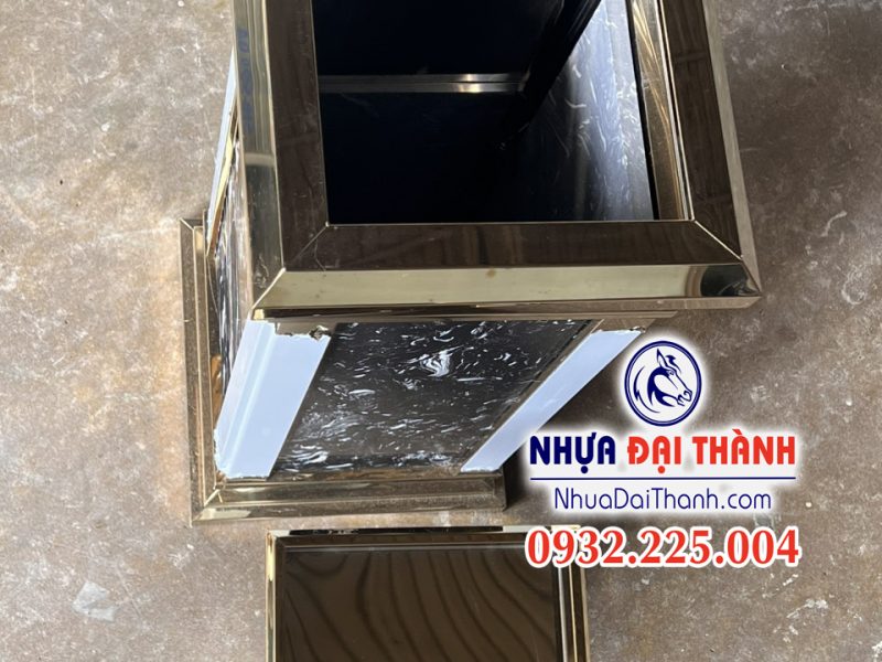 thung-rac-da-hoa-cuong-co-de-cua-ben-sang-trong