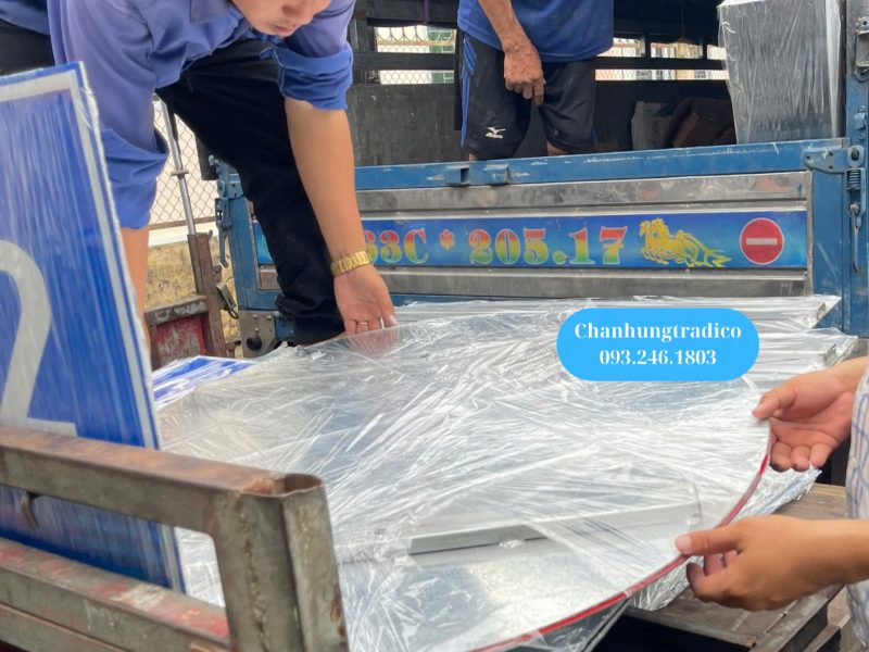 san-xuat-va-cung-cap-bien-bao-giao-thong-phan-quang-va-tru