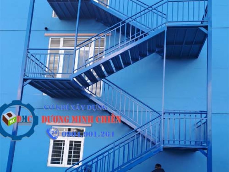 lam-cau-thang-sat-tai-bien-hoa-dong-nai