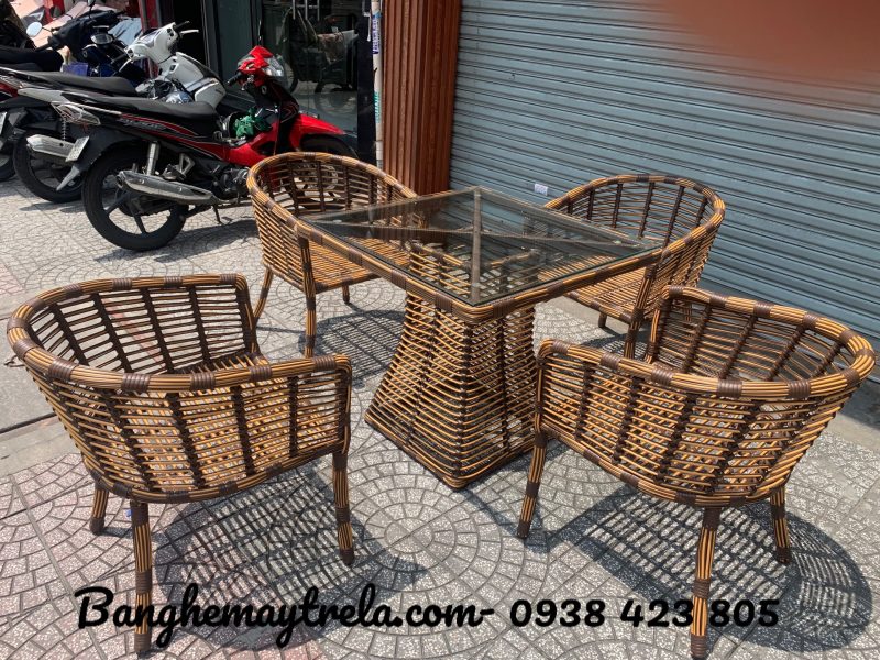 ban-ghe-cafe-san-vuon-ngoai-troi