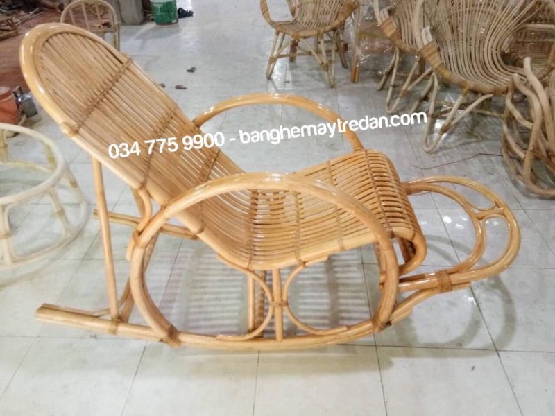 ban-ghe-thu-gian-may-tre-co-san-giao-ngay