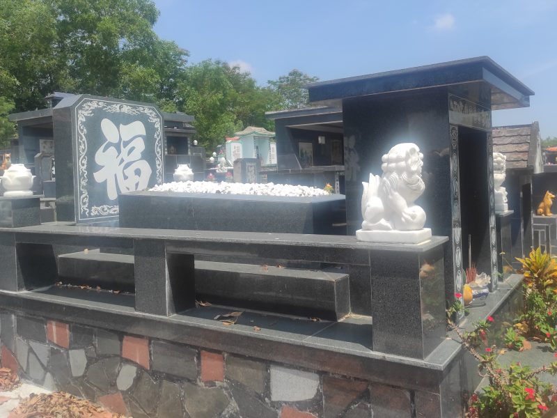 thi-cong-mo-da-tai-cac-nghia-trang-phu-yen