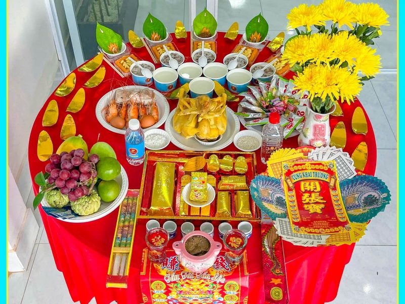 y-nghia-phong-thuy-hoa-cuc-vang-tren-mam-cung-khai-truong