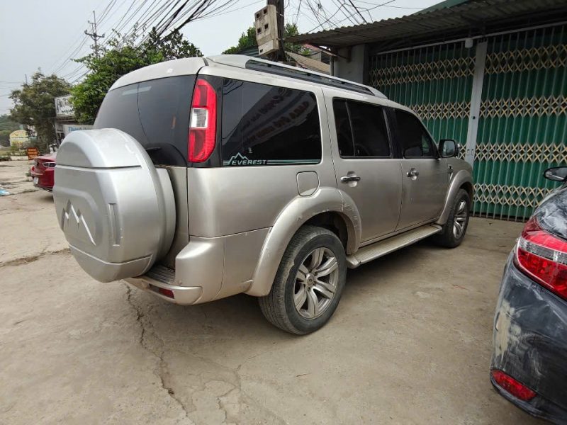 thanh-ly-o-to-con-7-cho-ford-everest